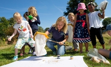 Children with sweep net