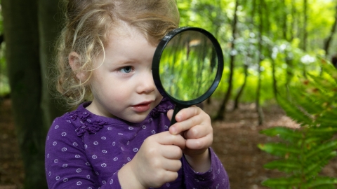 Wild Tots girl magnifying glass