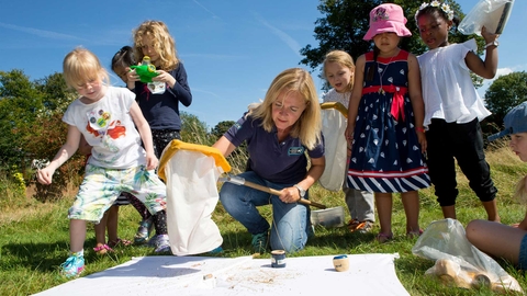Children with sweep net