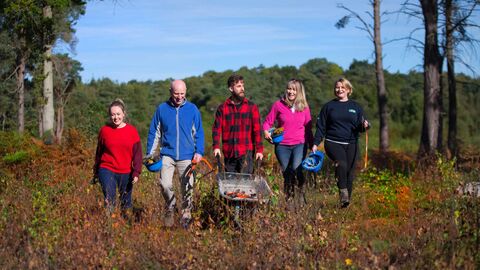 Volunteer work party on heathland - Main vols web page